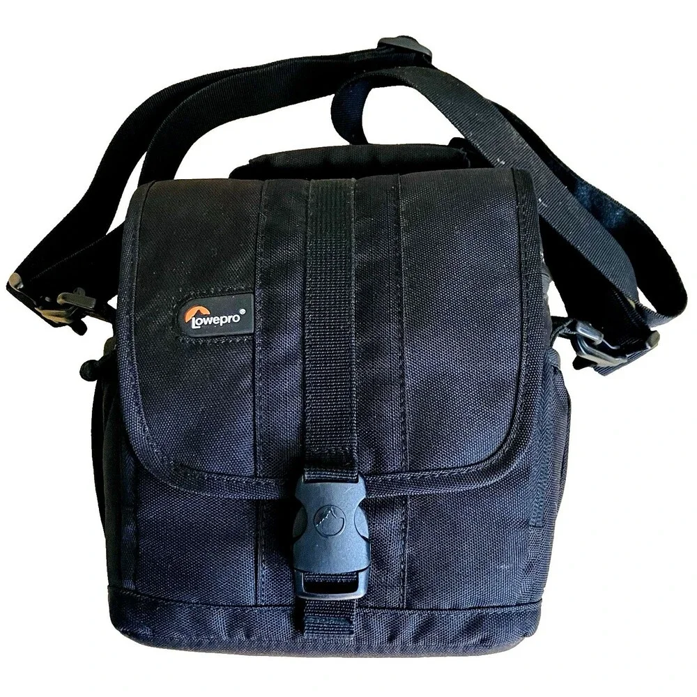Lowepro Camera Case Adventura 140 Ripstop 8 x 8 in Small Black Padded Strap